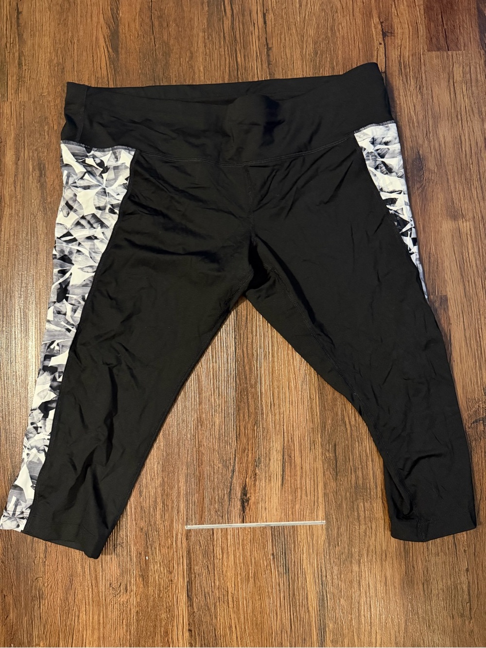 Athleta Workour Capri Leggings with Gray Patterned Side Panels size XL